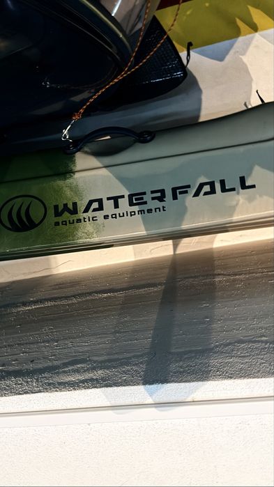 Caiaque de Pesca Waterfall com remo e assento – 450€ negociáveis.