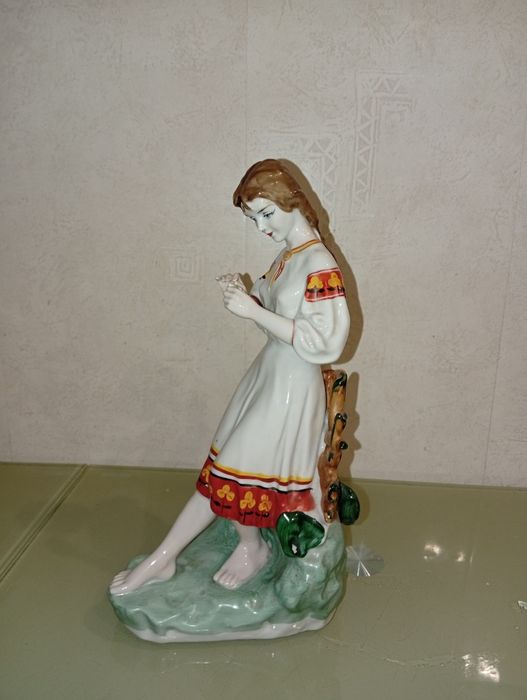 Статуэтка девушки