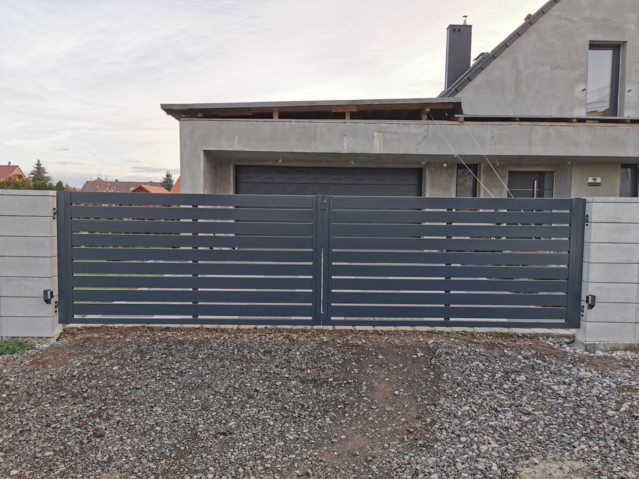 Ogrodzenie palisada nowoczesne z furtka i bramą wjazdową