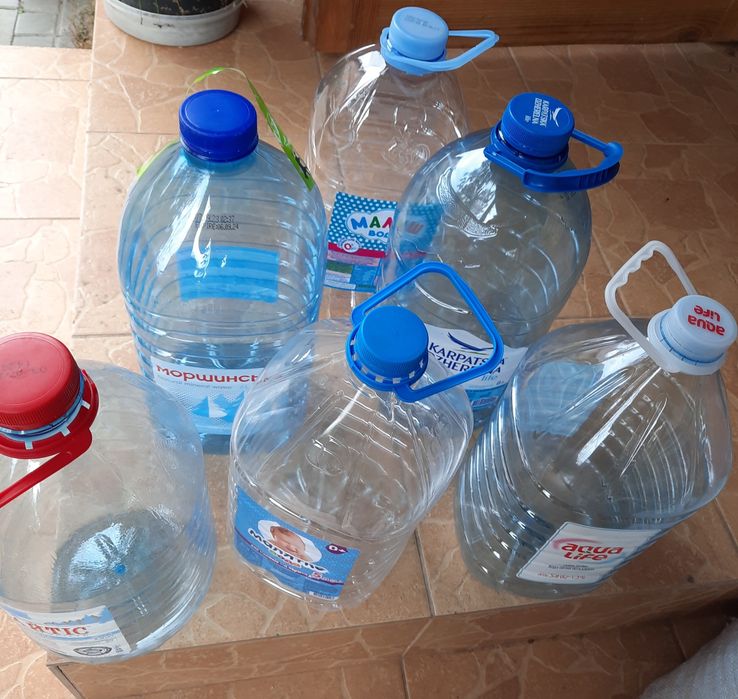 Продам пляшки пластикові.
