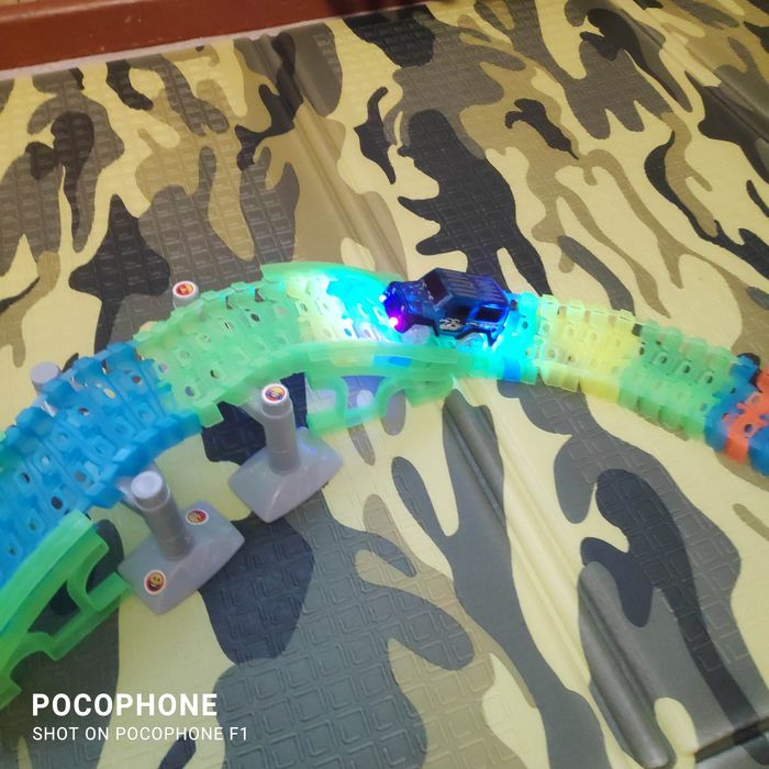 Волшебная трасса с двумя гоночными машинками.