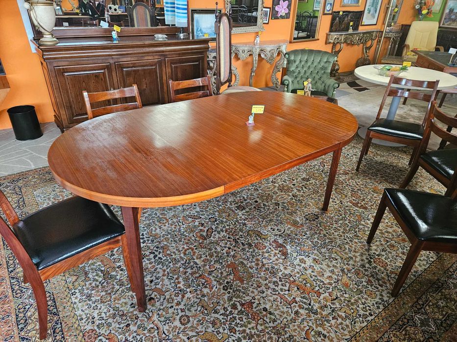 Mesa vintage - Extensivel - Muito bom estado geral - Só a mesa as cadeiras são à parte