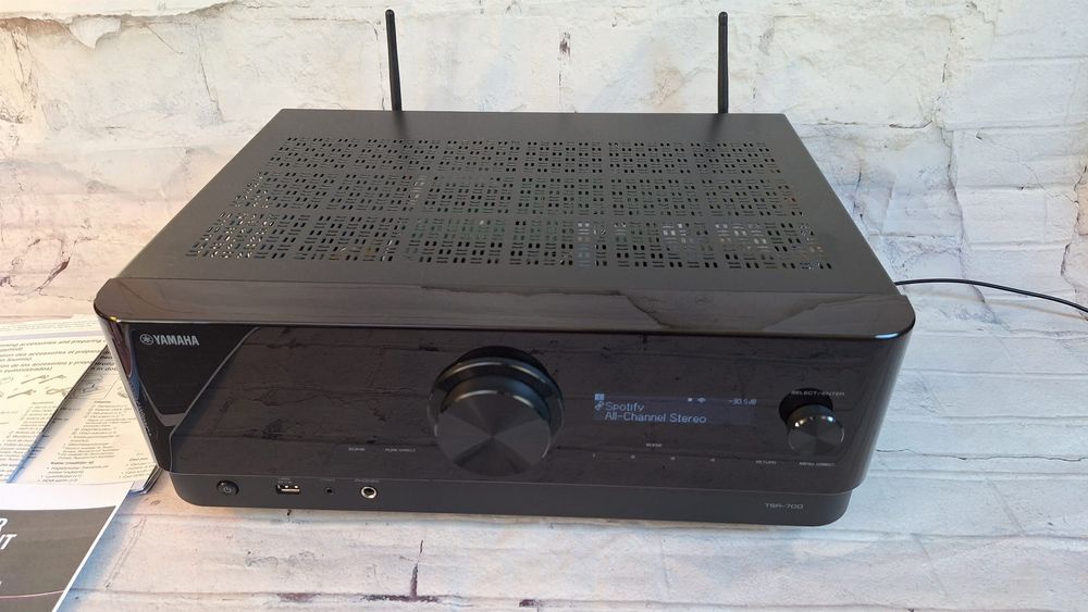 Piękna Yamaha TSR-700 z Wifi Bluetooth eARC MusicCast 8K Atmos