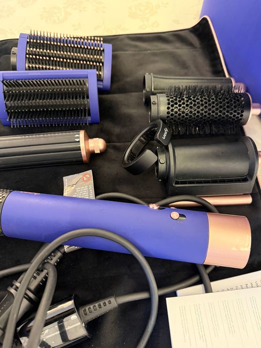 Продам стайлер Dyson у хорошому стані. Все працює справно, користувались бережно. У комплекті насадки.