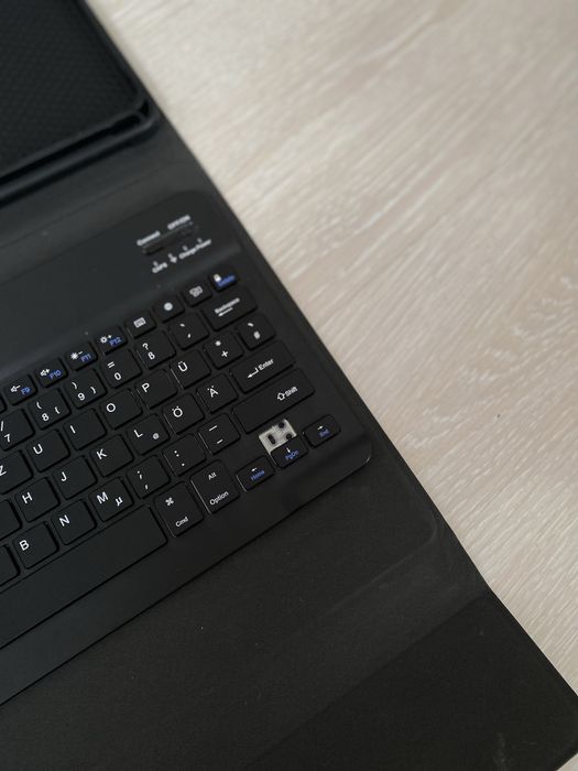 Чохол з клавіатурою на iPad Air13