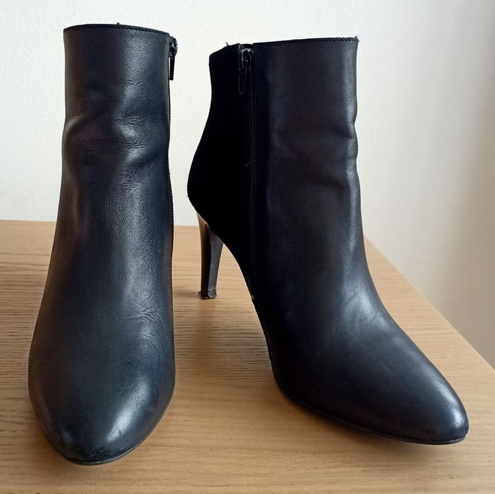 Botins pretos de salto alto fino da Salsa