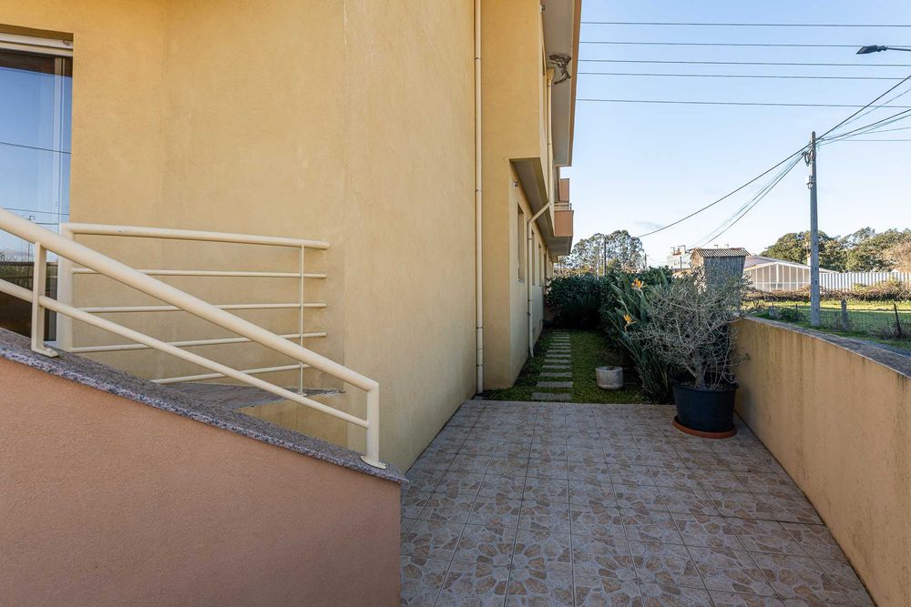 T2 Canelas com Garagem Box e espaço exterior
