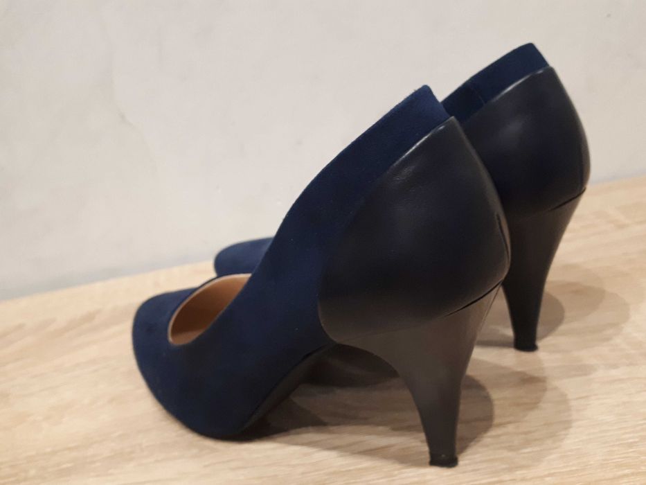 Obcasy granatowe rozm. 35