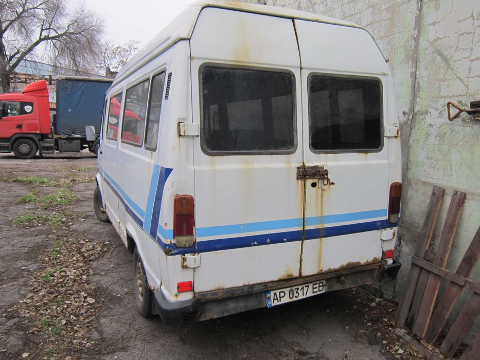 Продам Mercedes-Benz 210D категория В до 2х тонн груза и до 10 кубов