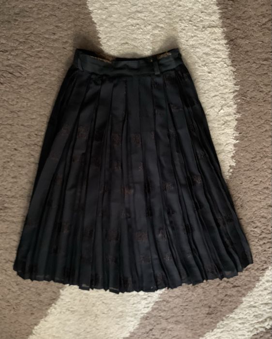 Чорна жіноча спідниця