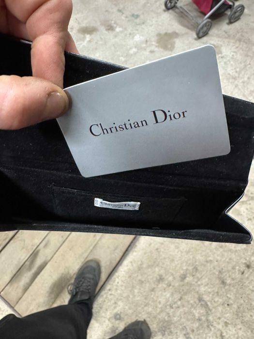 чехол для солнцезащитных очков от французского дома моды Dior.