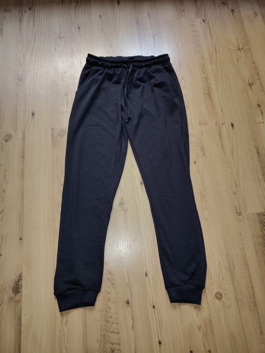 Nowe spodnie dresowe