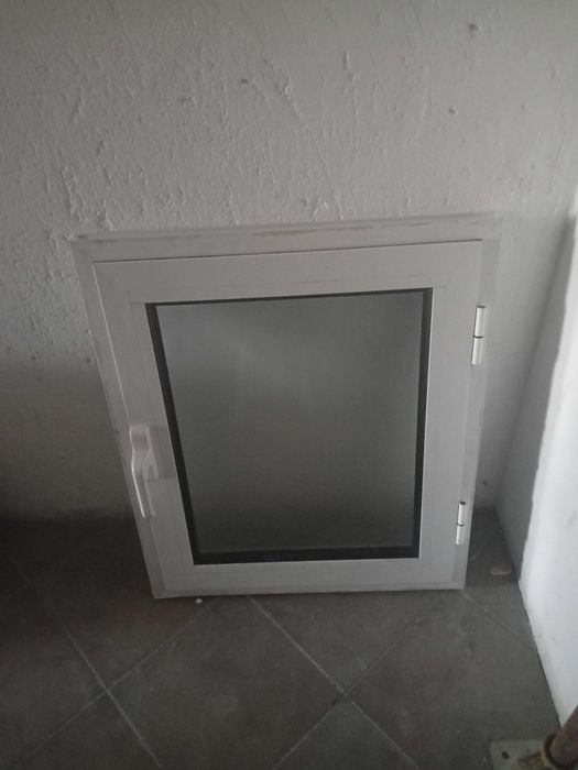 Janela de abrir, vidro duplo e fosco.