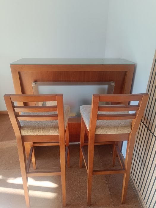 Balcão bar com cadeiras