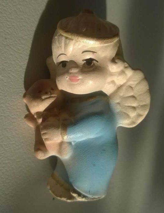 Figurki Aniołków Figurka Aniołek z misiem na rękach niebieski 5cm