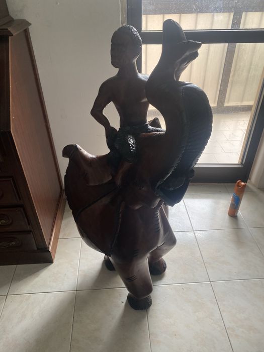 Elefante em madeira peça única
