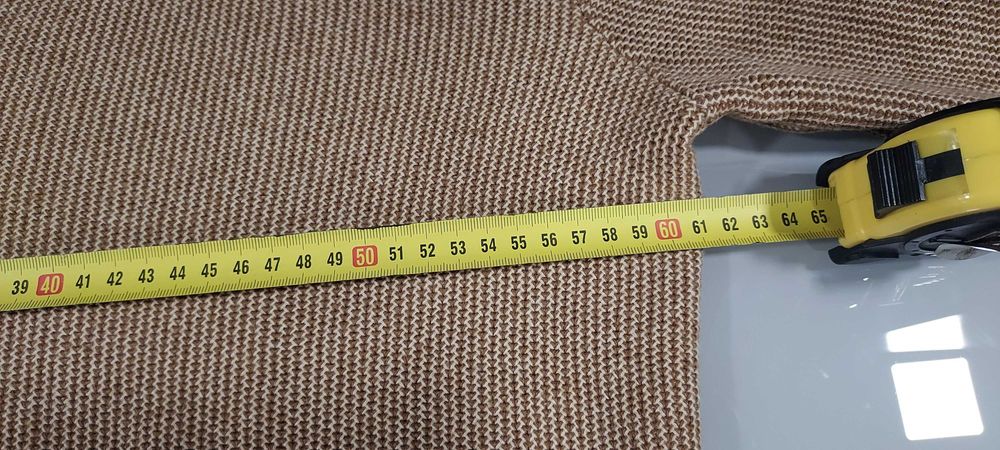 Malha castanha para homem sem uso