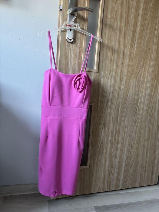 Różowa sukienka z różą