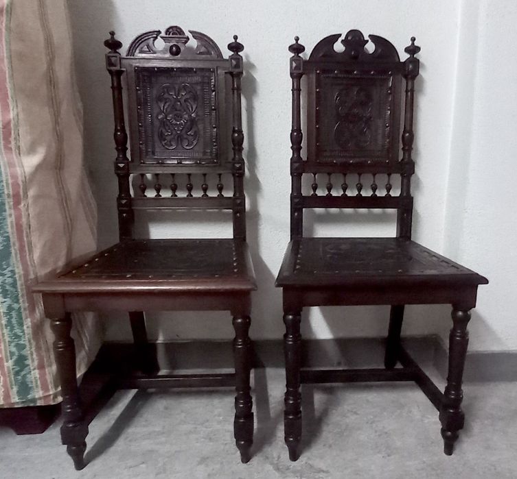 Cadeiras de madeira carvalho entalhada de estilo renascentista ou neorrenascença