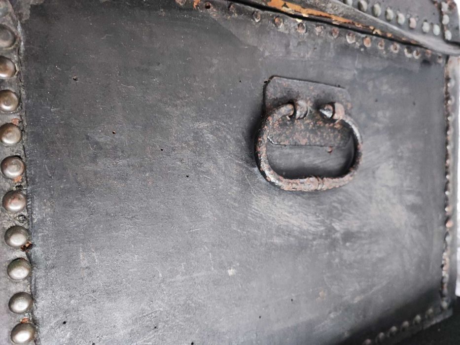 Báu antigo centenário de madeira forrado em pele