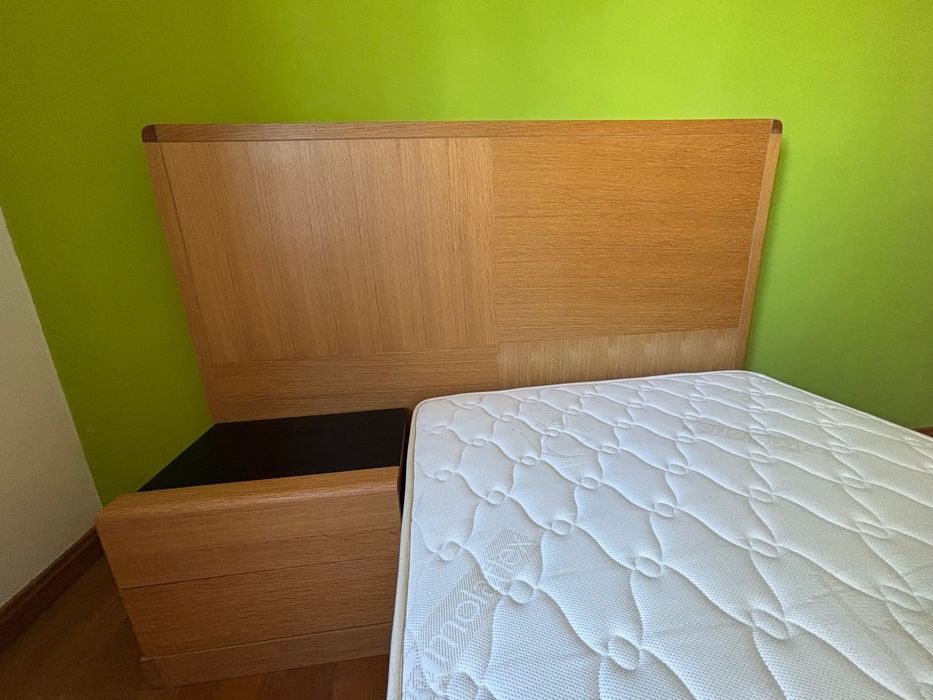 Cama individual + mesa de cabeceira integrada (2 gavetoẽs) + colchão