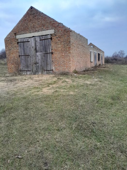 Продам приміщення під розбірку.