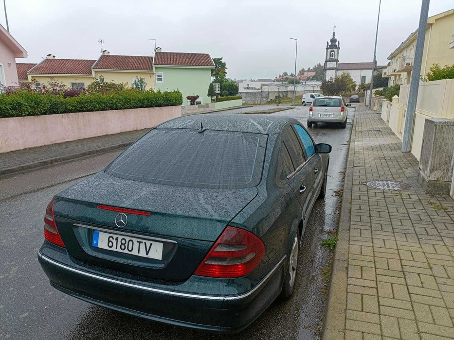 Mercedes E 270.