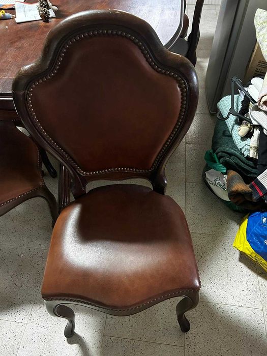 Conjunto de mesa e cadeiras