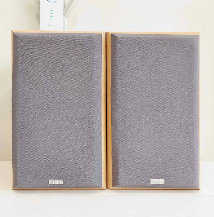 Colunas/monitores do fabricante germânico MAGNAT - Motion 220 (180w)