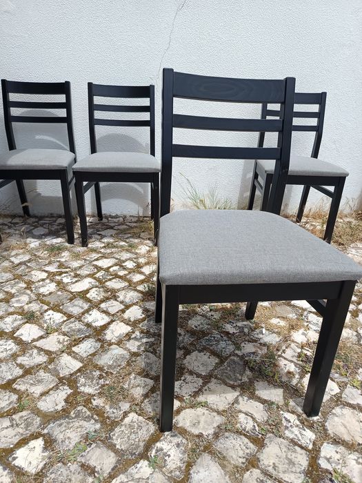 4 cadeiras pretas e cinza