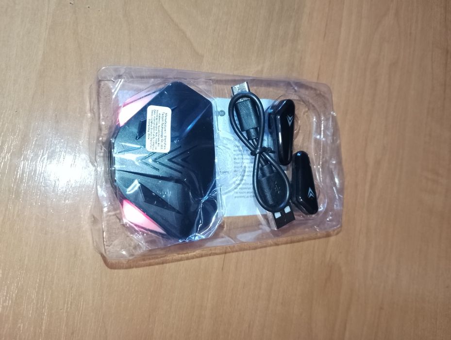 Нові бездротові навушники на 25 рік з LED-дисплеєм та сенсорним керува