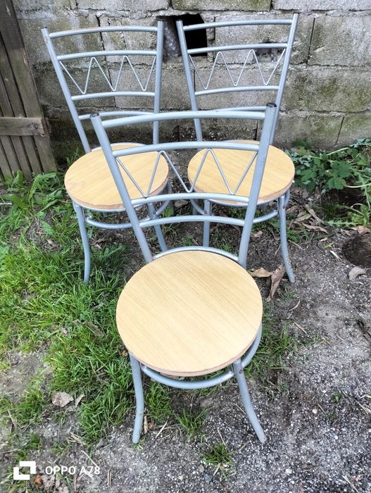 Cadeiras de metal e madeira