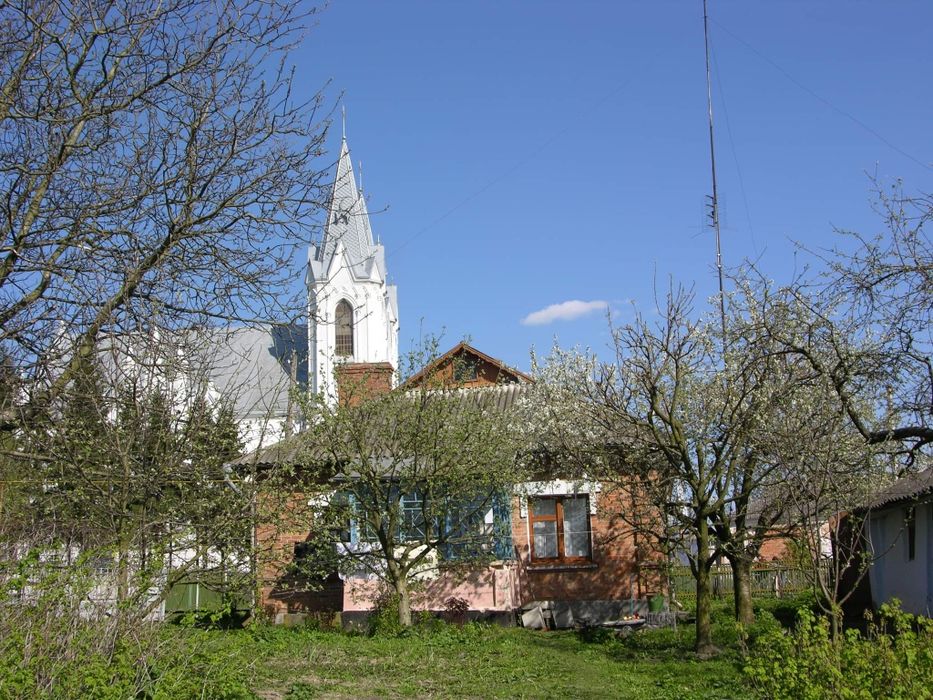 Продаж будинку з земельною ділянкою