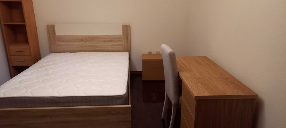 Quarto junto a transportes