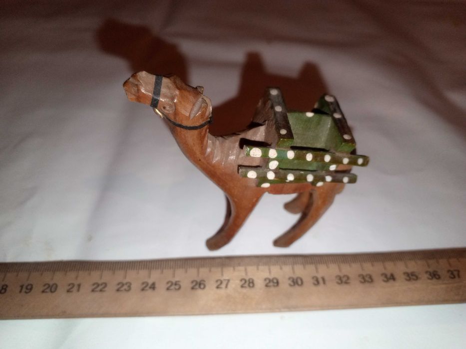 Фигурка верблюда, дерево.