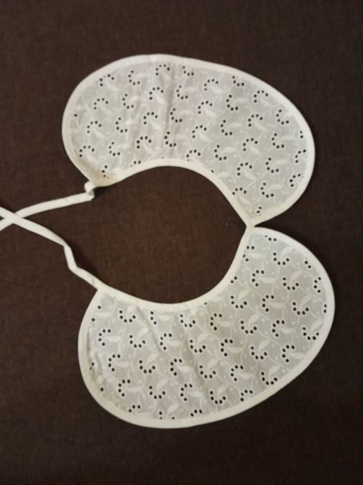 Dwa białe kołnierzyki haftowane