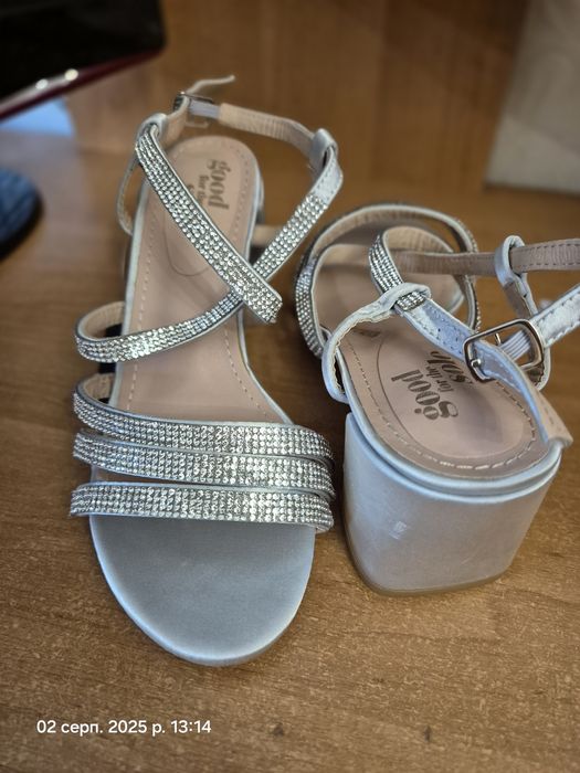 Босоніжки в камінці