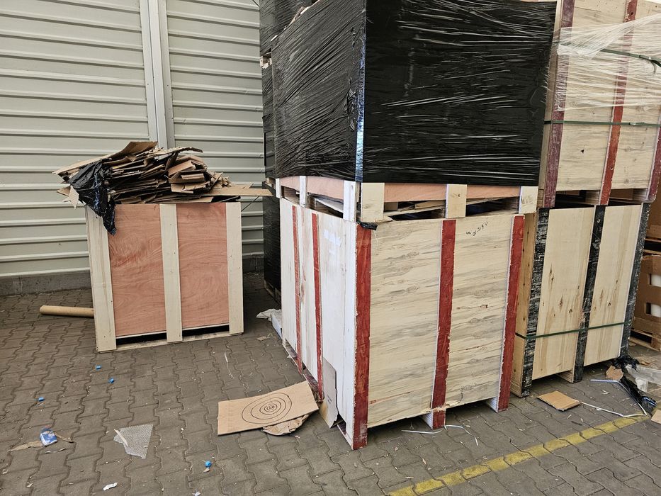 Skrzynia z kartonami