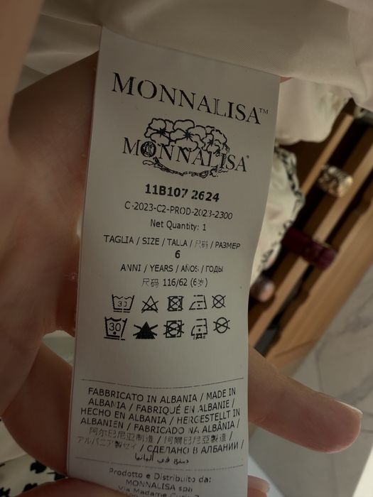 Продам куртку на осень Monnalisa 6 лет