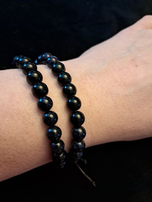 Bransoletka na sznureczku- czarny agat + niebieski piaskowiec.