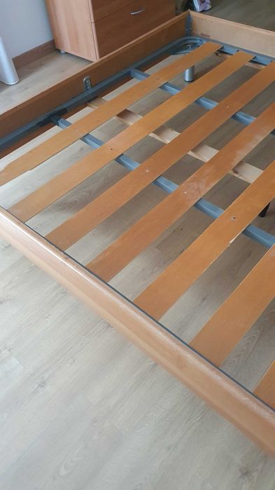 Cama de casal grande. Oferta do estrado.
