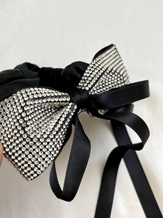 Kokarda gumka do włosów czarna satyna i diamenciki