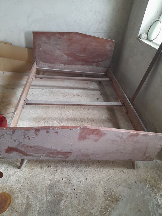 Cama antiga em mogno