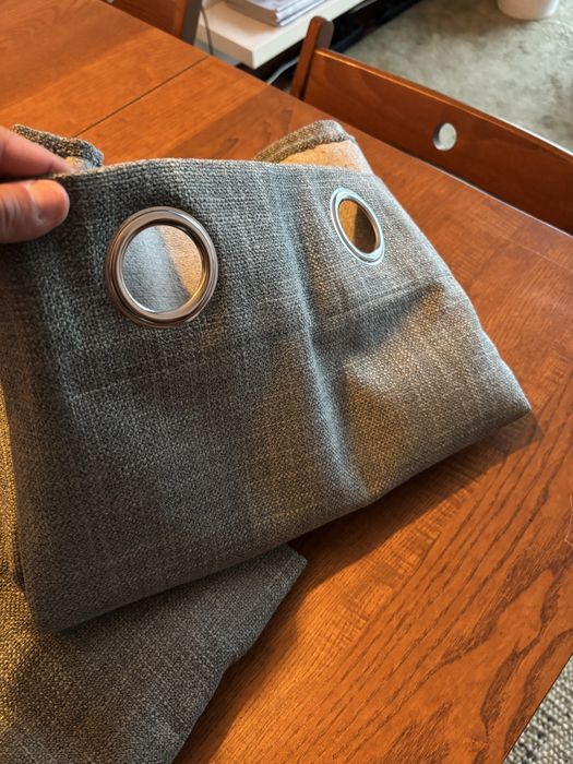 Cortinas de tecido verde com ilhós – como novas