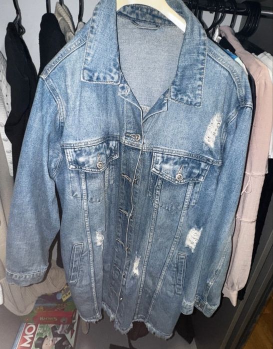 Płaszcz jeansowy z grunge elementami.