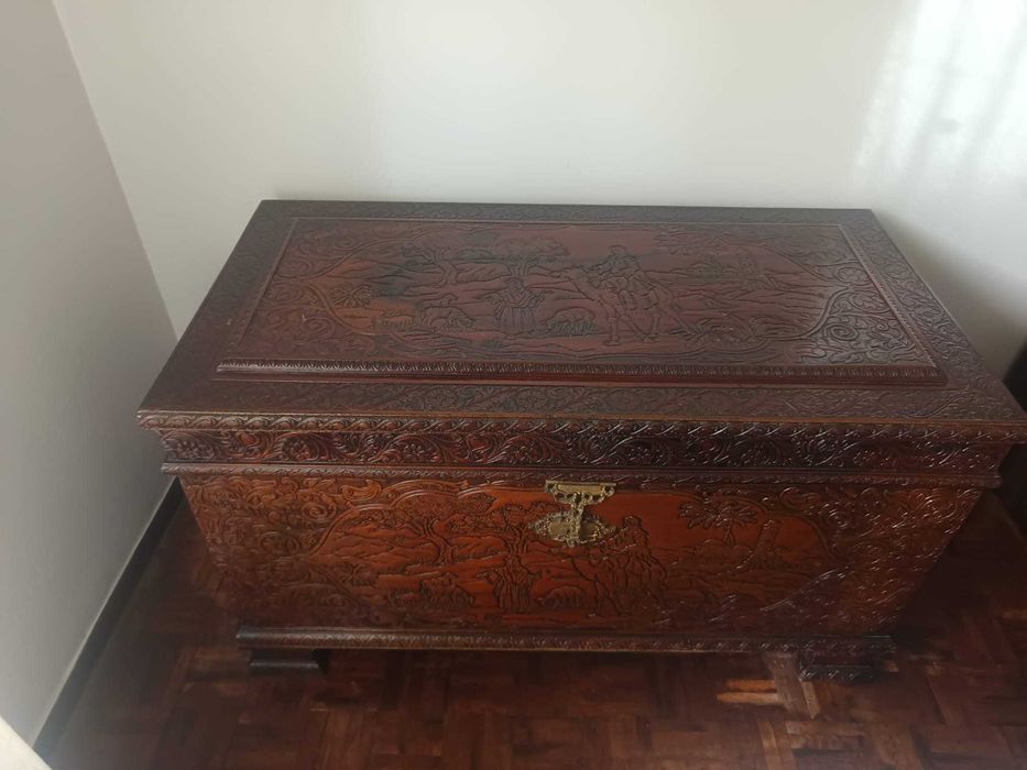 Baú em madeira maciça trabalhada à mão