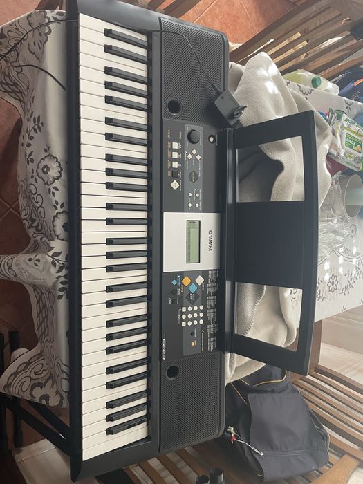 Piano yamaha e223