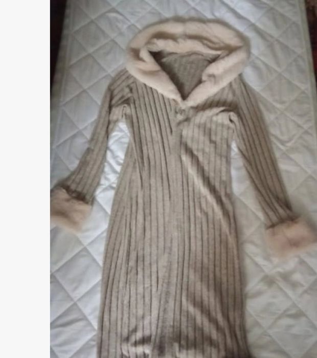 Długi sweter damski z kapturem