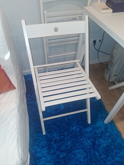 Mesa com 4 cadeiras de madeira brancas modelo IKEA dim 75x75 cm
