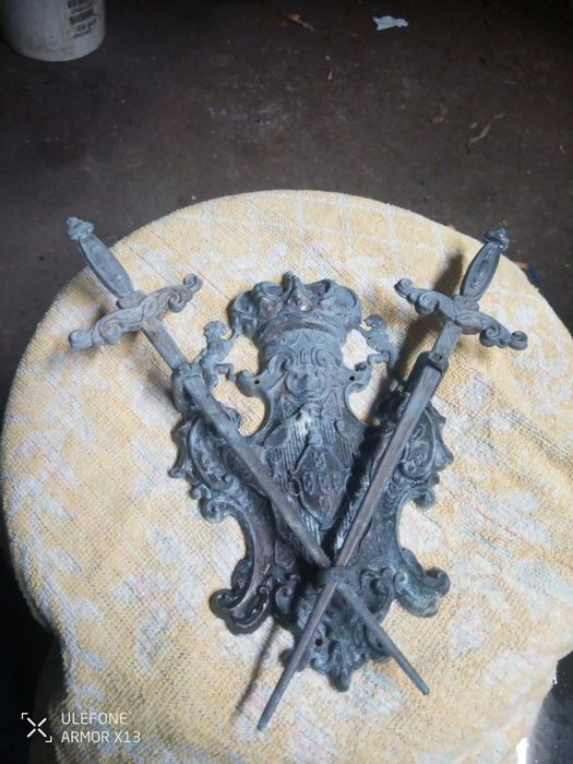 Antigo brasão em metal